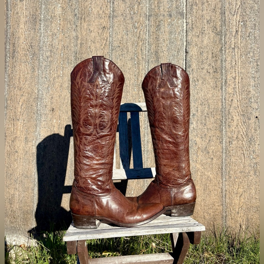 Beautiful signature Old Gringo Mayra boots in distressed chocolate leather.